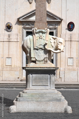 Piękny pomnik słonia na placu della minerva w Rzymie, włochy #71503526