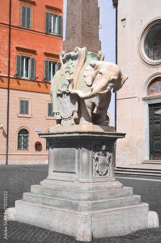Piękny pomnik słonia na placu della minerva w Rzymie, włochy #71503532