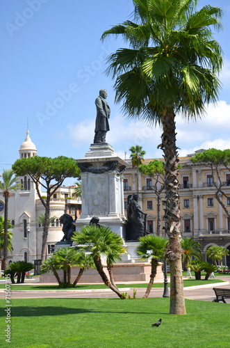 Pomnik Camillo Cavour na placu Cavour w Rzymie, Włochy #71507305