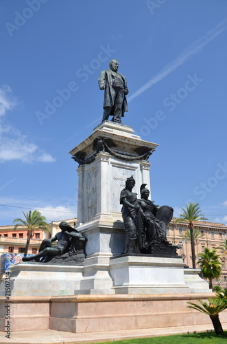 Pomnik Camillo Cavour na placu Cavour w Rzymie, Włochy #71507314