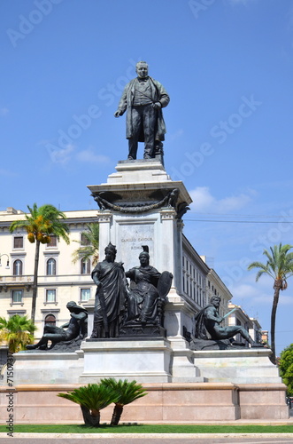Pomnik Camillo Cavour na placu Cavour w Rzymie, Włochy #71507317
