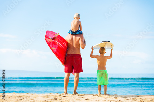 Canvas Print Father and Sons Going Surfing