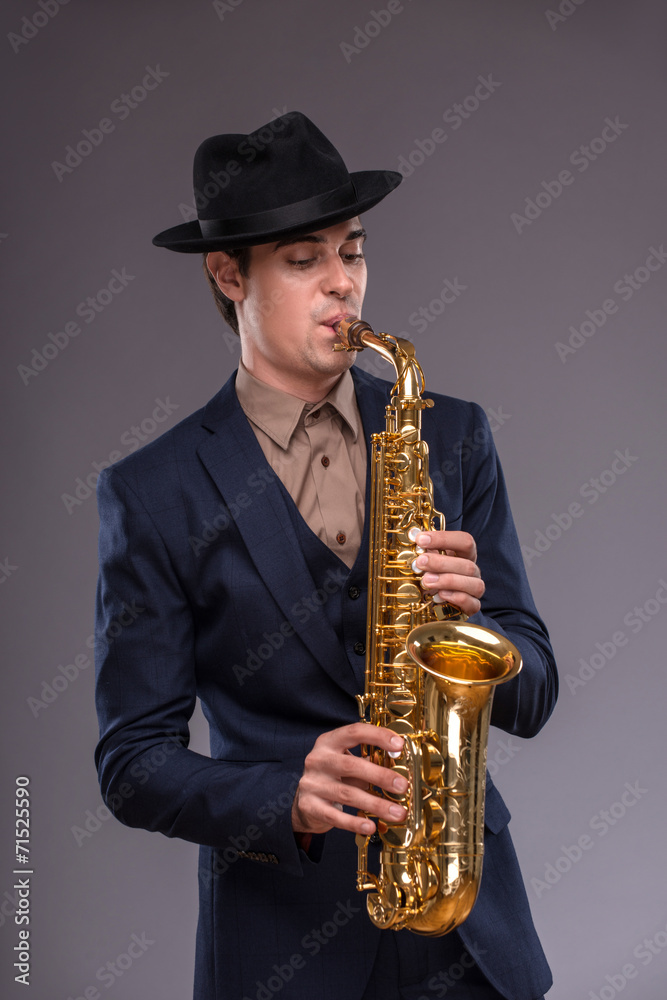 Obraz premium Handsome young jazz man