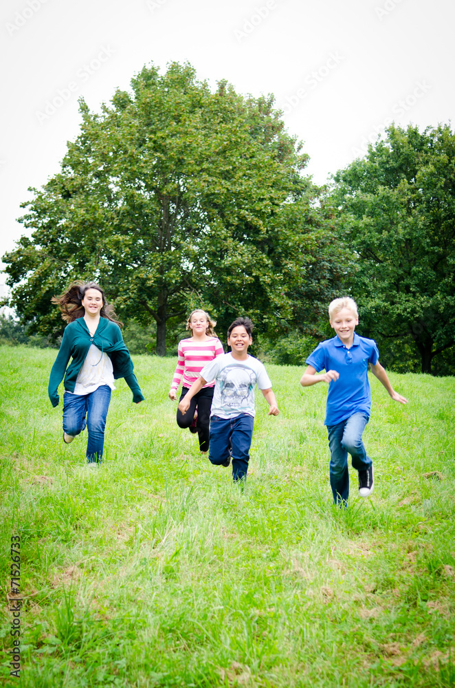 Obraz premium kinder laufen entspannt über eine wiese