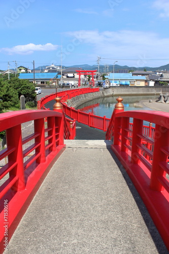 照島神社 朱色の太鼓橋 © japal
