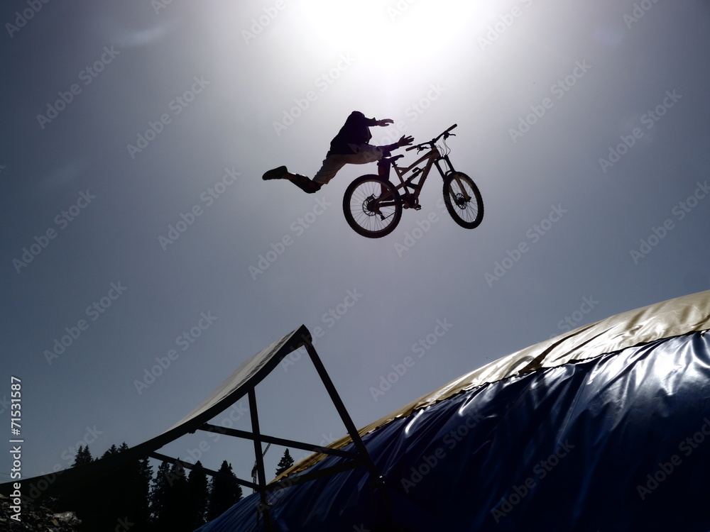 Fototapeta premium jeździec dirtbike bmx skacze przed słońcem