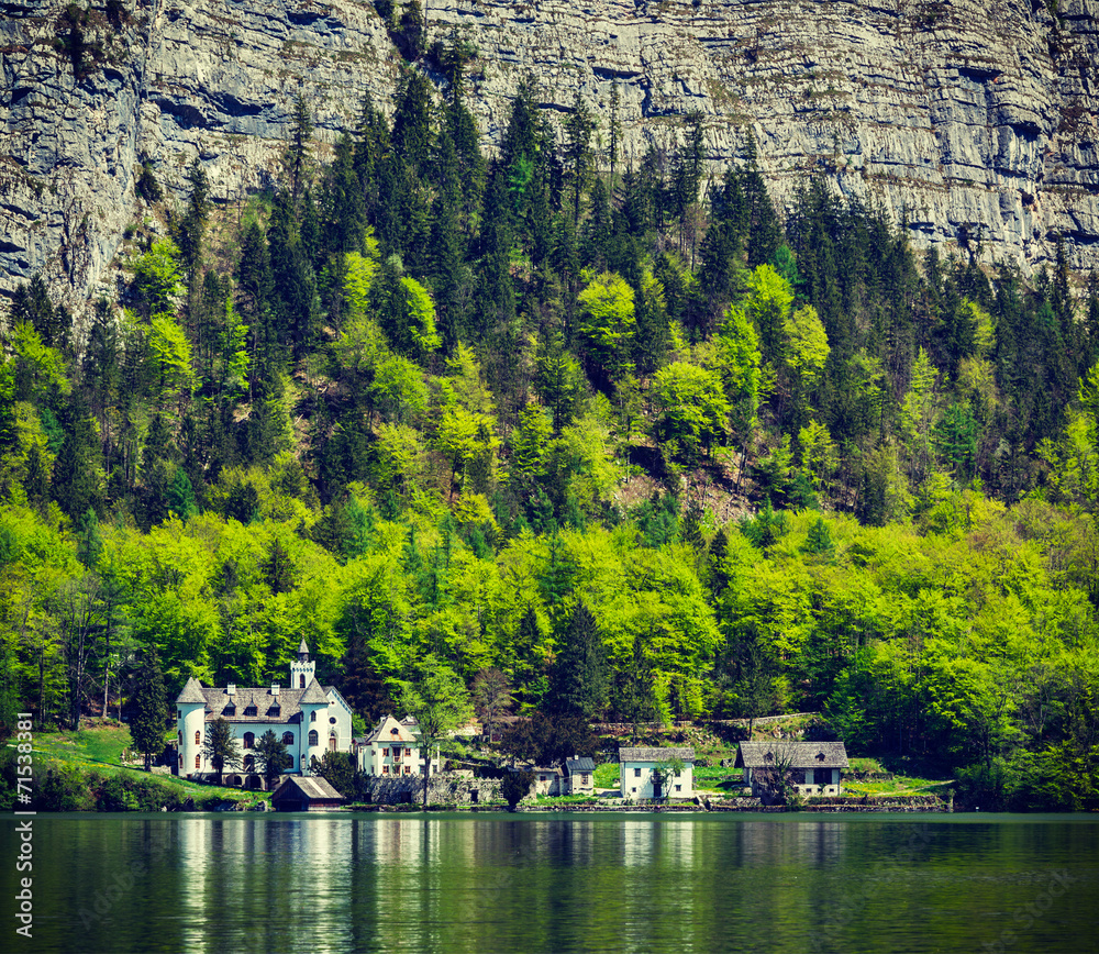Obraz premium Castle at Hallstatter See mountain lake in Austria