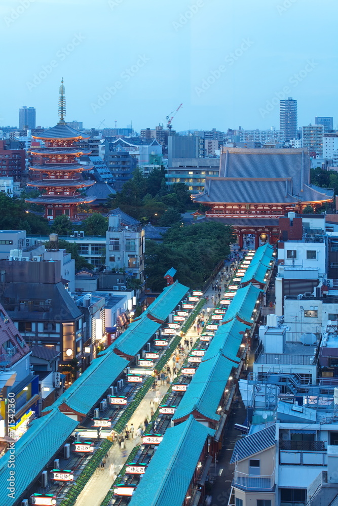Obraz premium Tokyo Asakusa sensoji temple at twilight time