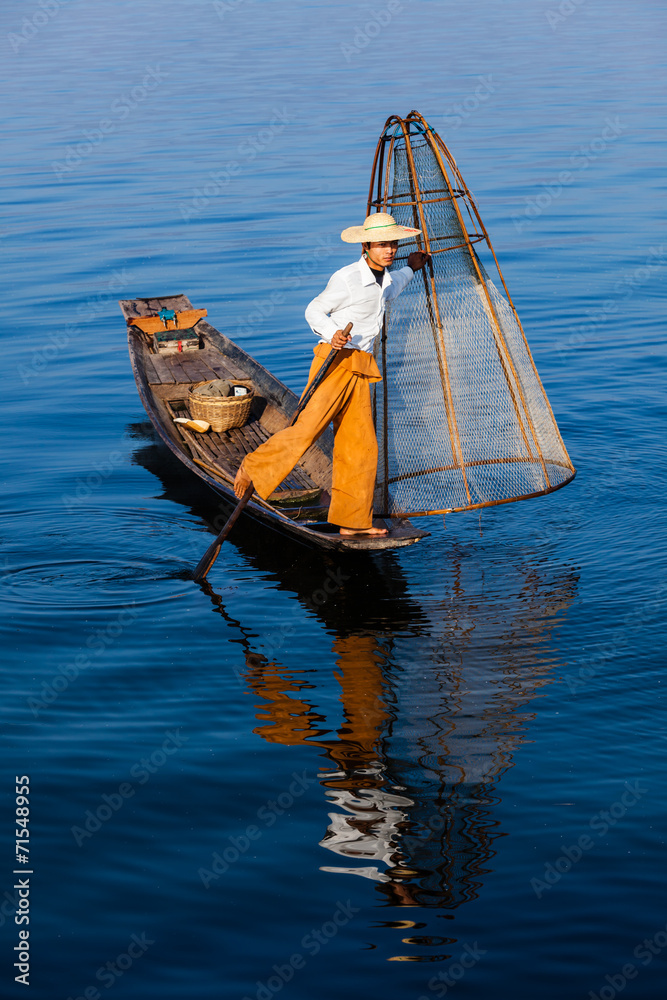 Fototapeta premium Burmese fisherman at Inle lake, Myanmar
