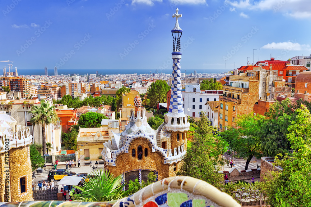 Fototapeta premium BARCELONA, HISZPANIA - SEPT 02,2014: Wspaniały i niesamowity Park Guel