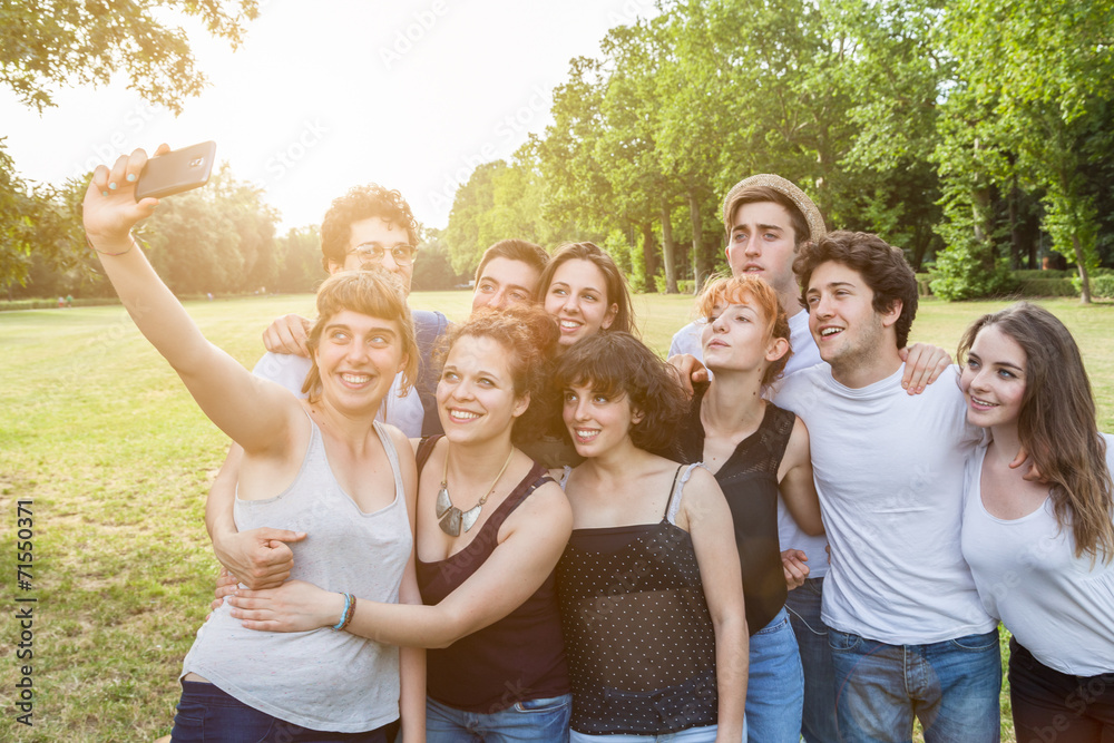 Obraz premium Ten friends do a selfie in the park