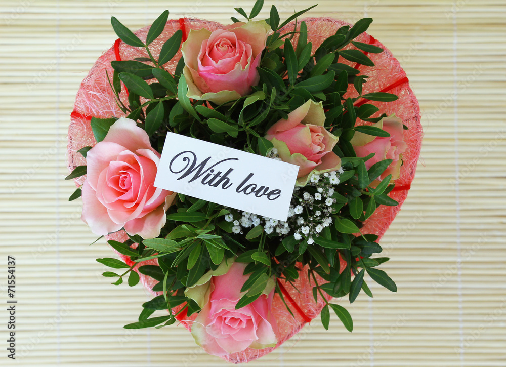 With love note on pink roses bouquet - obrazy, fototapety, plakaty 