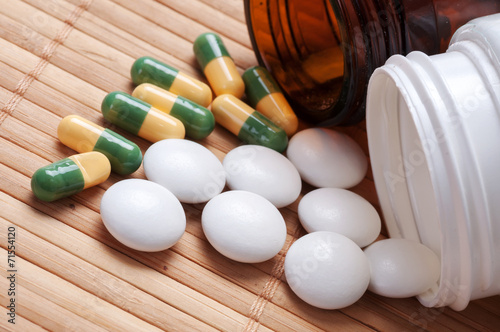 Φωτογραφία Capsules and pills with bottles