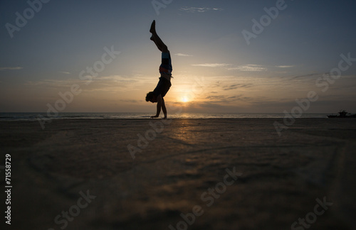 Photography silhouetted man doing handstand in sunset