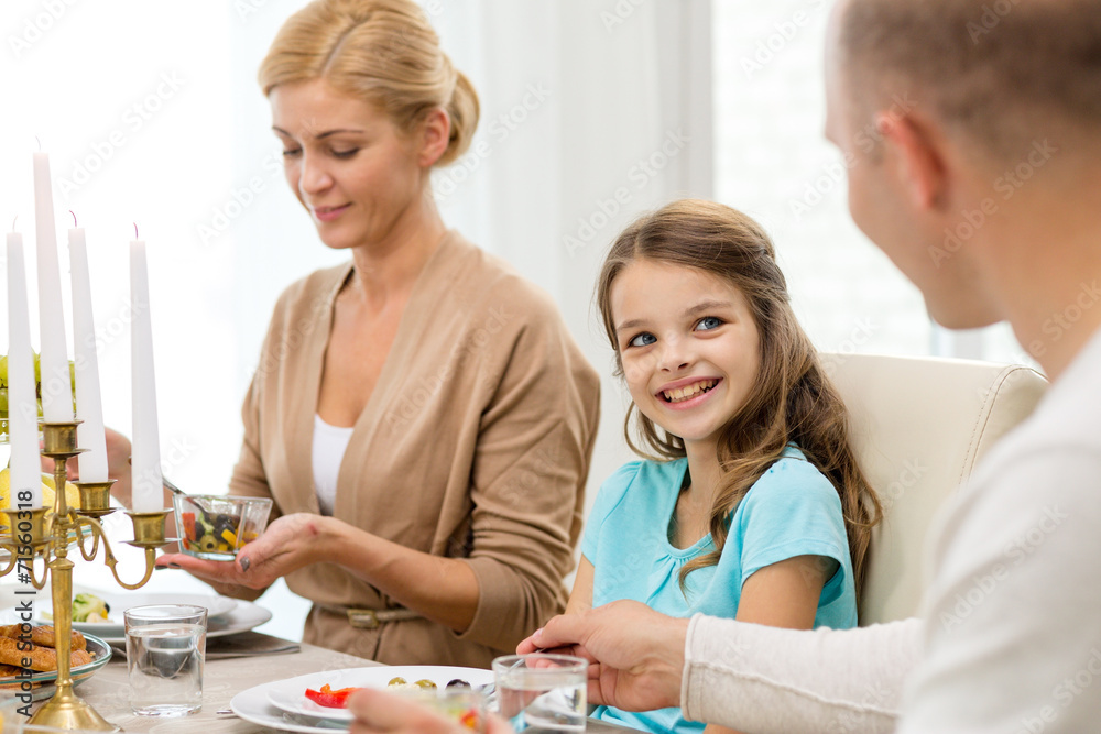 Obraz premium smiling family having holiday dinner at home