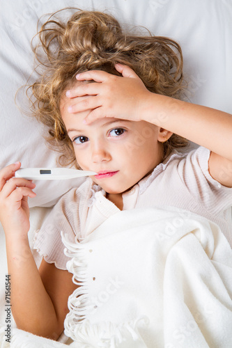 bambina a letto con la febbre