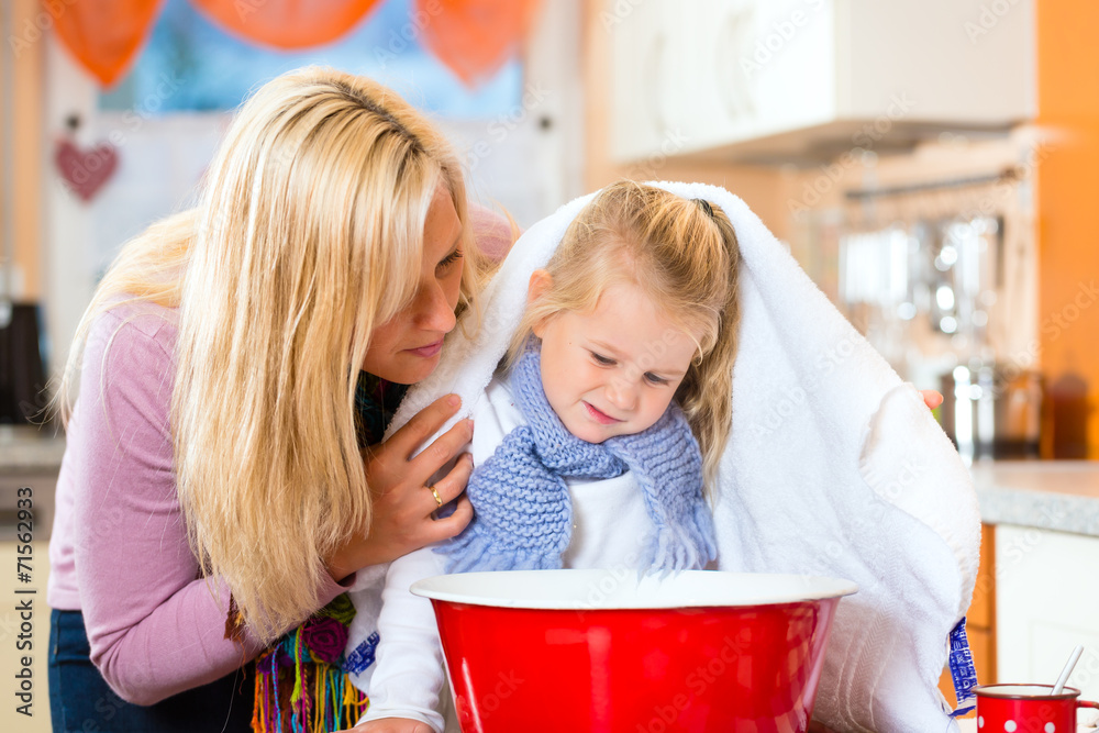 Mutter pflegt krankes Kind mit Dampfbad Mutter pflegt krankes Kind mit Dampfbad