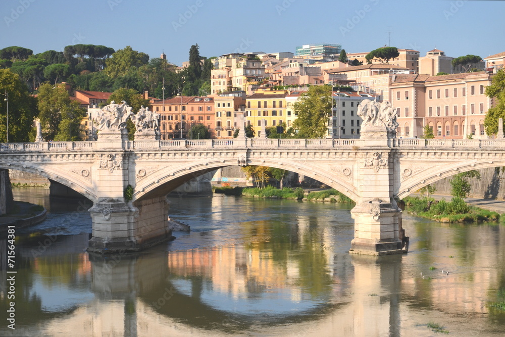 Malowniczy widok namost Vittorio Emanuelle II w Rzymie, Włochy
