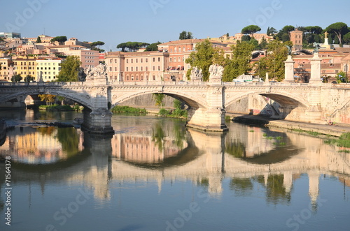 Malowniczy widok namost Vittorio Emanuelle II w Rzymie, Włochy #71564378