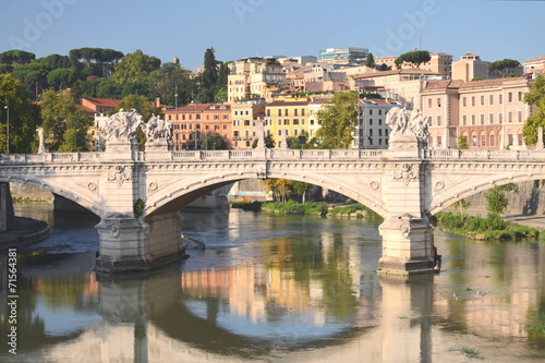Malowniczy widok namost Vittorio Emanuelle II w Rzymie, Włochy #71564381
