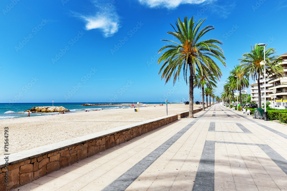 Naklejka premium Nadbrzeże, plaża, wybrzeże w Hiszpanii. Przedmieście Barcelony, Katalonia