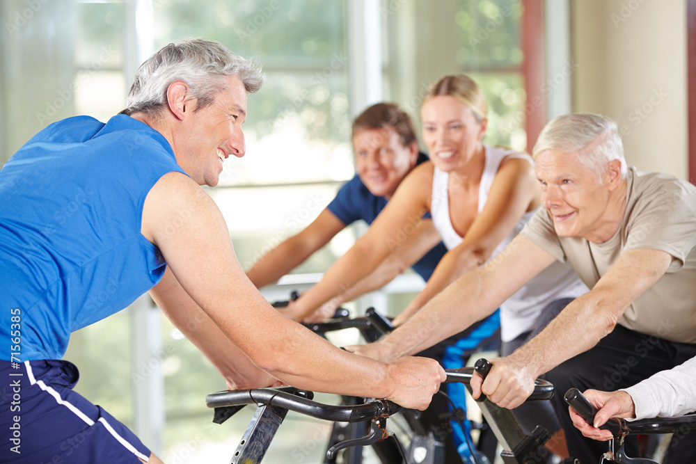 Senioren beim Spinning mit Trainer Senioren beim Spinning mit Trainer