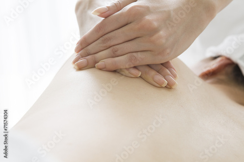 Massage loosen the shoulder