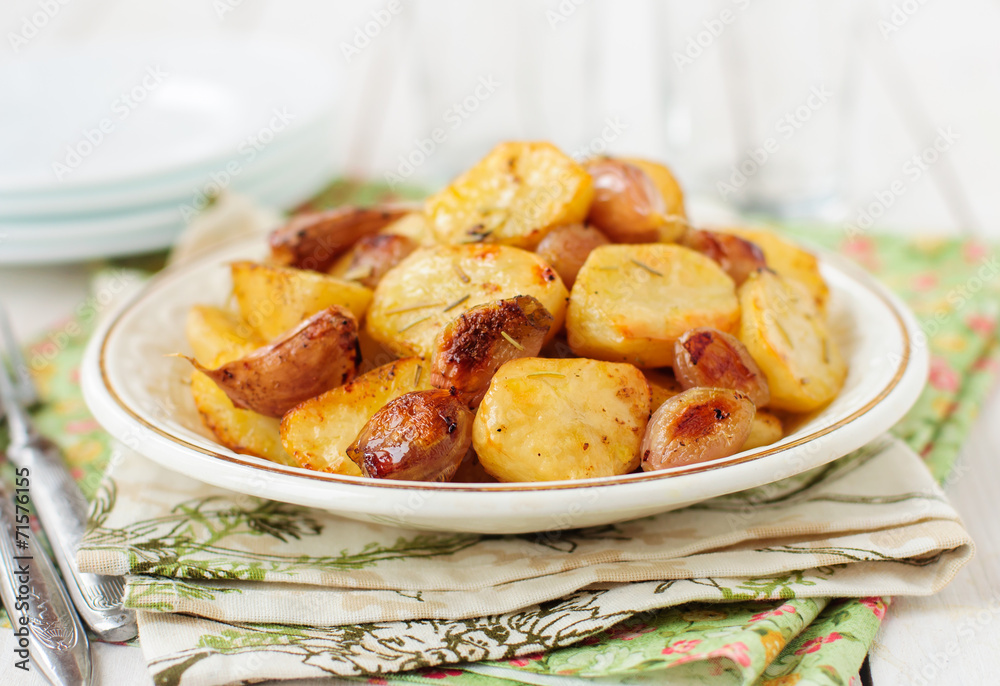 Balsamic Roast Potato with Garlic, Eschalot and Rosemary Balsamic Roast Potato with Garlic, Eschalot and Rosemary