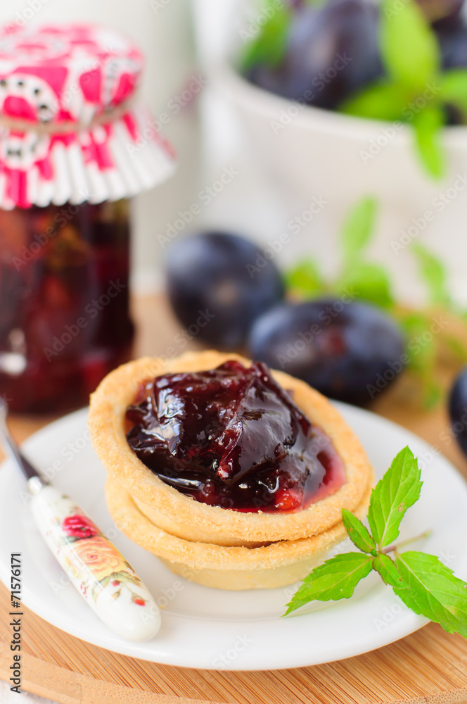 Plum, Orange and Mint Jam in Small Tart Shells (Tartlets) Plum, Orange and Mint Jam in Small Tart Shells (Tartlets)