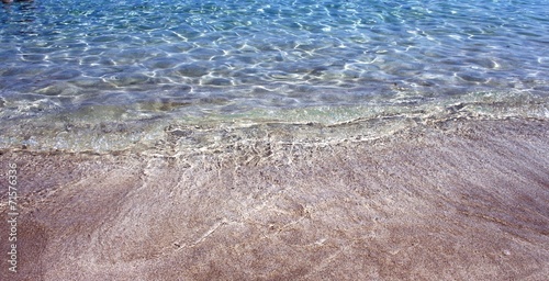 Kristallklares Meerwasser am Strand photo