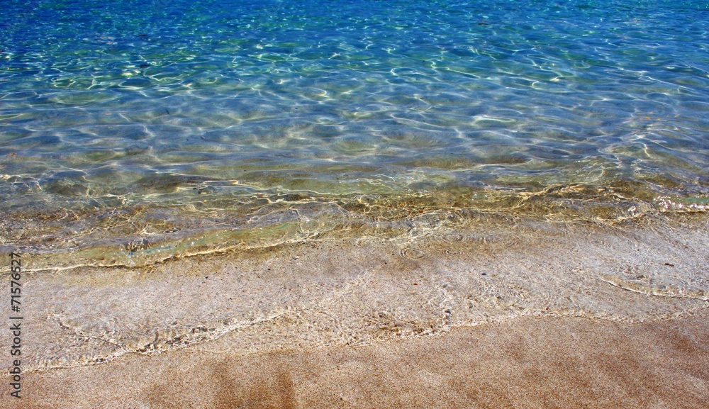 Kristallklares Meerwasser am Strand Kristallklares Meerwasser am Strand