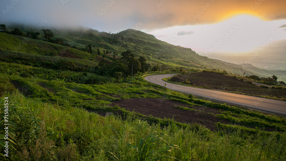 Obraz premium Road on mountain and sun