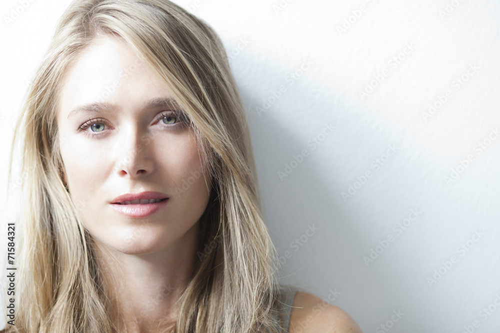 Junge blonde Frau vor weissem Hintergrund, Portrait Junge blonde Frau vor weissem Hintergrund, Portrait