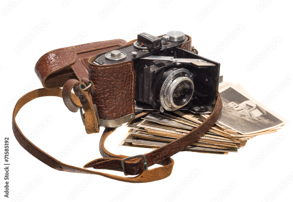 antiker fotoapparat mit fotografien