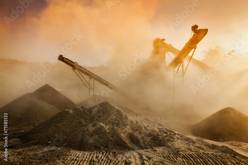 Photos Industrial crusher - rock stone crushing machine