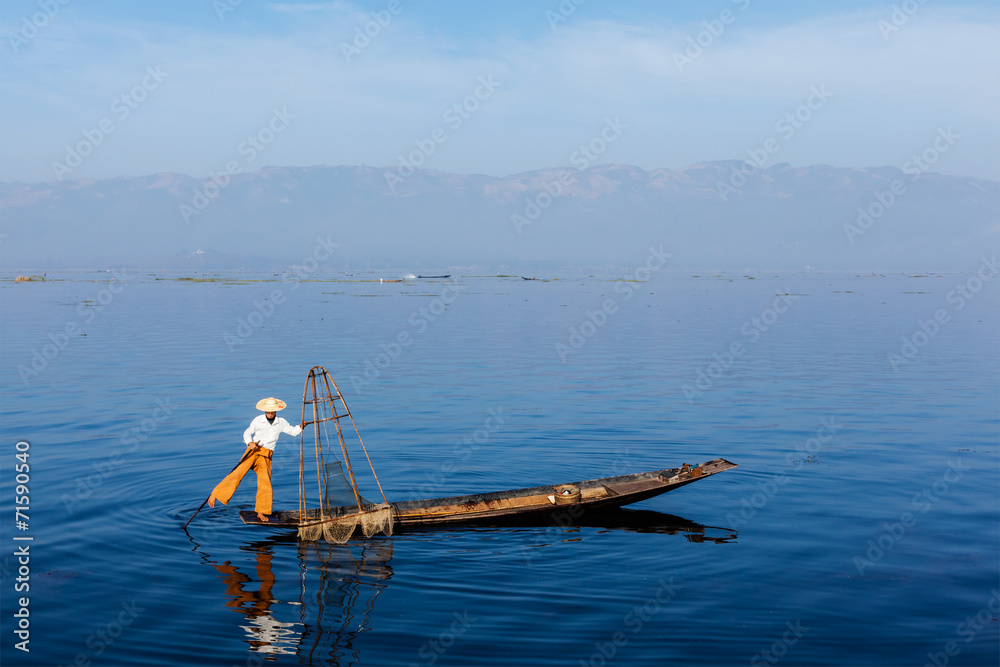 Obraz premium Burmese fisherman at Inle lake, Myanmar