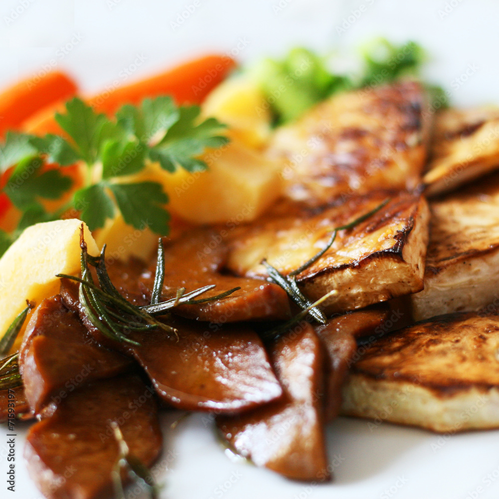 Veganes Mittagessen - Seitan, Sellerie, Quitten und Möhren, regionale ...