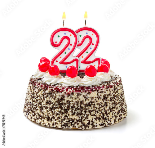 Geburtstagstorte mit brennender Kerze Nummer 22
