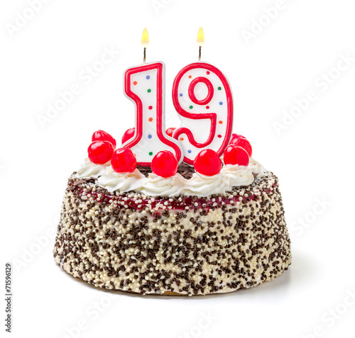 Geburtstagstorte mit brennender Kerze Nummer 19