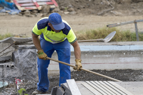 Ouvrier exécutant une tâche sur un chantier