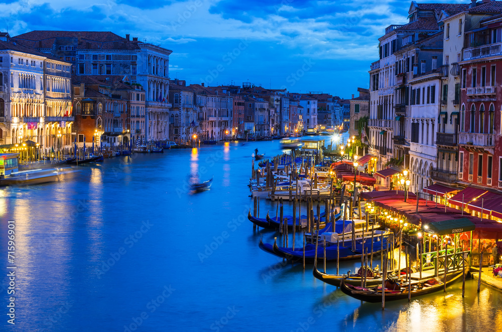 Fototapeta premium Nocny widok na Canal Grande z gondolami w Wenecji. Włochy