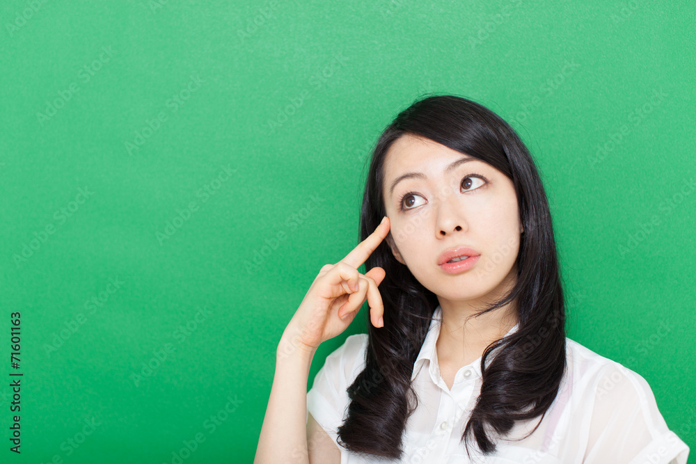 考える女性 考える女性