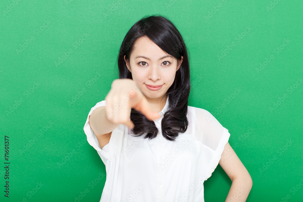 指差す女性 指差す女性