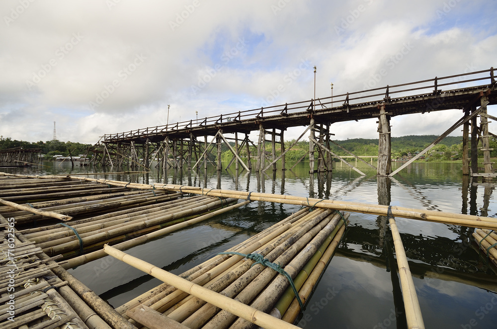 Fototapeta premium Old an long wooden bridge at Sangklaburi,Kanchan aburi province