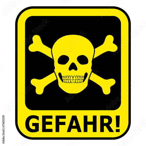 Schwarz-gelbes Gefahrenzeichen mit Totenkopf – freigestellt