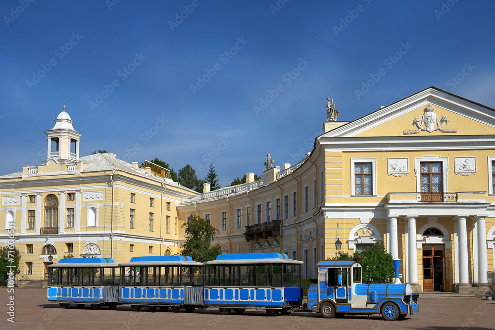 Obraz premium excursion train on square at Pavlovsk Palace, St. Petersburg