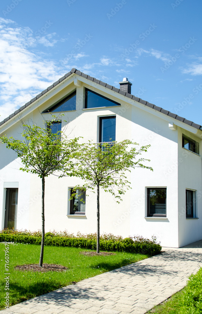 Obraz premium weißes Wohnhaus