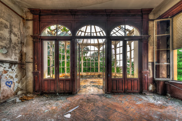 Tableau sur plexiglas Vieux bâtiments abandonnés Abandoned room with view through beautiful broken conservatory  © tobago77