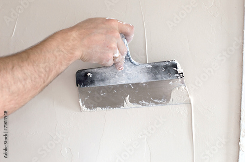 The process of applying the second layer of putty photo