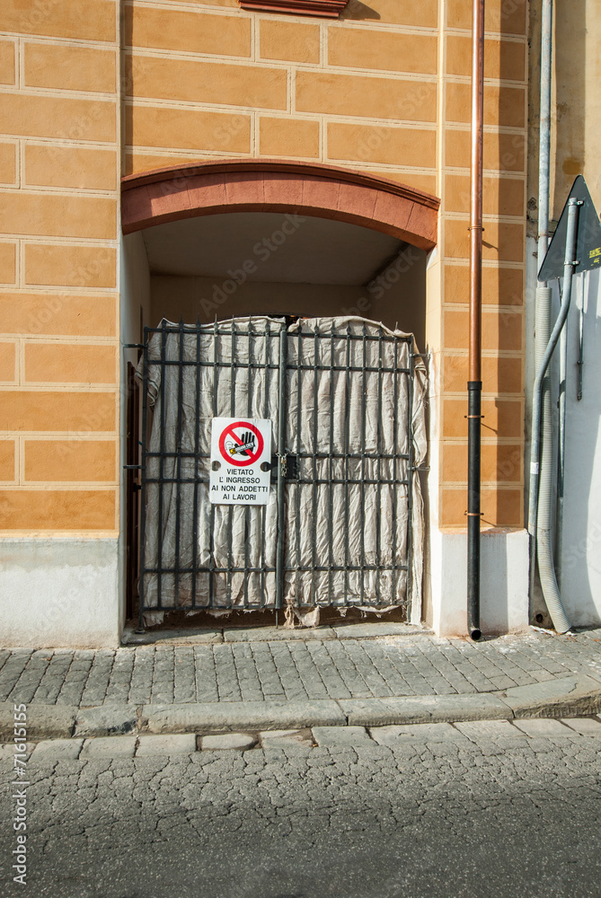 Cancello di ferro, mura, ingresso a villa, restauro Stock Photo Adobe